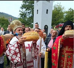 Сечење колача за манастирску славу Тара