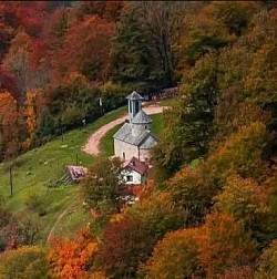 Крст на куполи манастира Светог Архангела Михаила