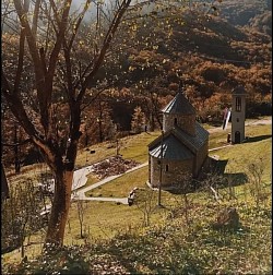 Поглед на манастир са прилазне стазе из села