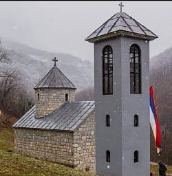 Манастирски звоник у подножју високих литица