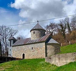 Камена фасада немањићке светиње у кањону