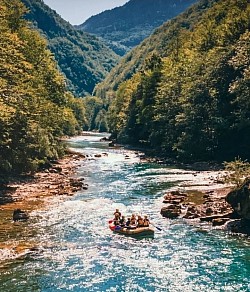 Кањон реке Таре познат као Суза Европе са реком која тече на дну клисуре