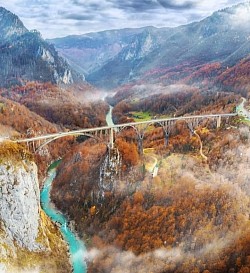 Мост на Ђурђевића Тари као део планинског пејзажа