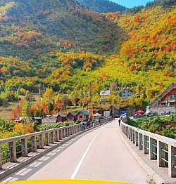 Мирно планинско село Ђурђевића Тара окружено шумама и планинама