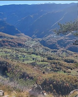 Поглед на планински ланац у даљини ка Жабљаку