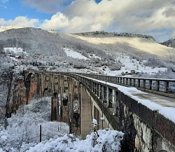 Мост на Ђурђевића Тари који се уздиже изнад дубоког кањона реке Таре