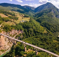 Мост на Тари заштићен високим планинским врховима
