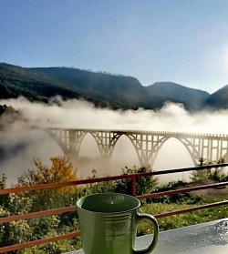 Мирно планинско село Ђурђевића Тара окружено шумама и планинама