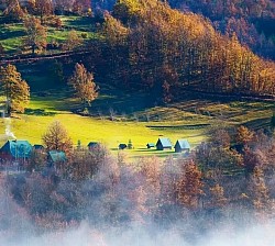 Старинске дрвене колибе и катуни на Тари